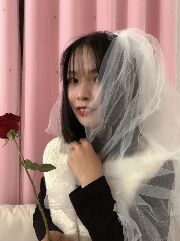 持紫菜包饭的女孩的第一张照片--漳浦交友网